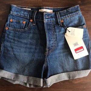 NWT Levi’s Shorts Size 26